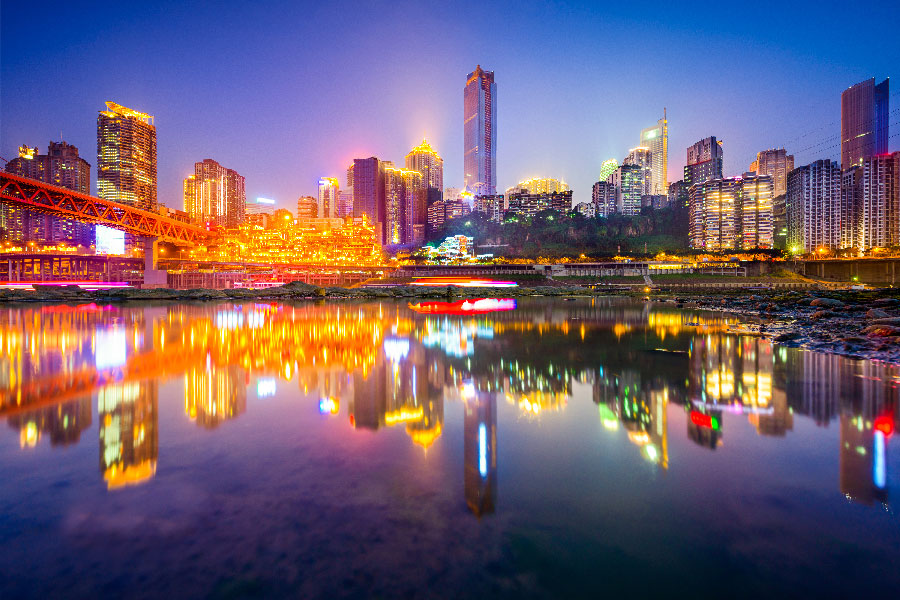 ciudad con las luces al maximo